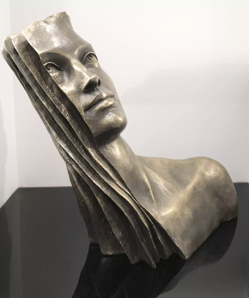 Paola Grizi - Feuillets Bronze 35 x 31 x 21 cm | 13 4/5 × 12 1/5 × 8 3/10 in Edition de 8 © Marciano Contemporary