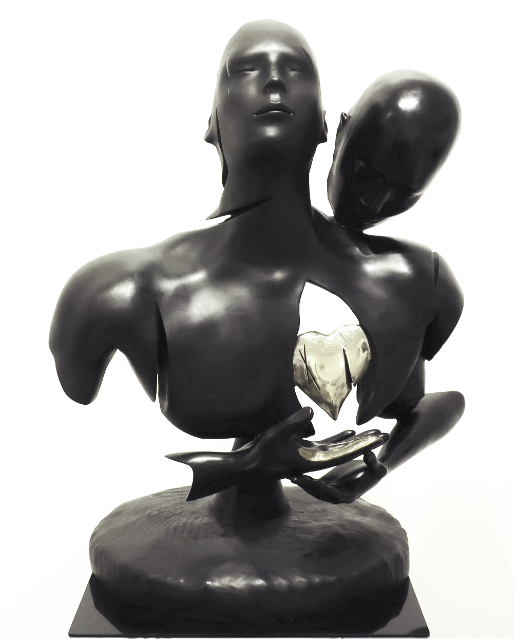 Franck Kuman - Generosity 2021, Bronze 53 x 44 x 34 cm | 20 9/10 × 16 9/10 × 12 1/5 in Edition de 8 © Marciano Contemporary