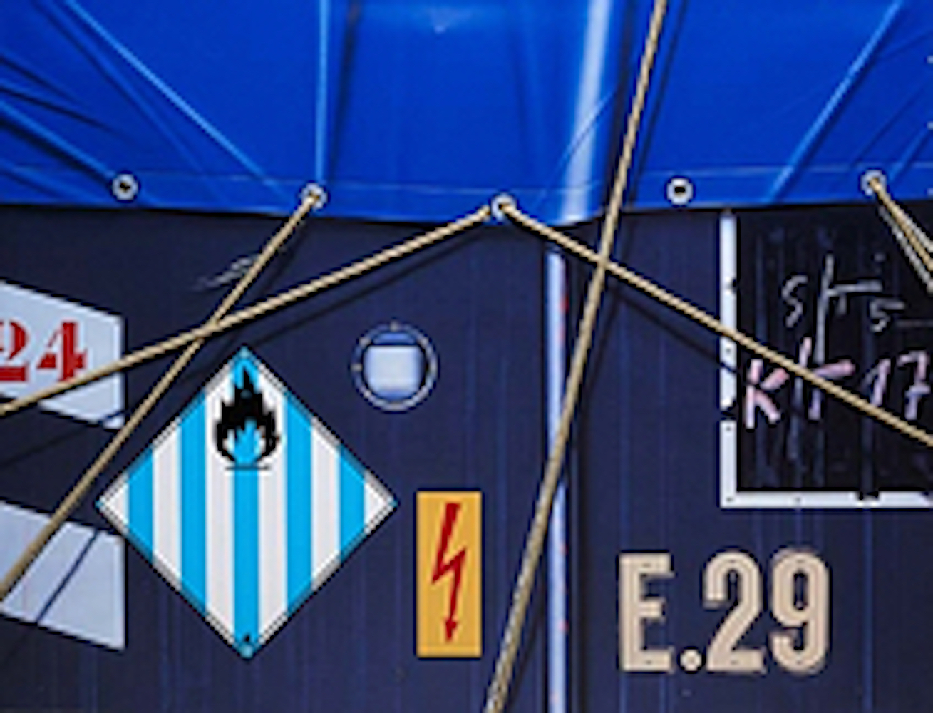 Peter Klasen - Container bâche bleue Sérigraphie, bâche et cordage sur panneau aluminium 100 x 130 cm | 51 1/5 in Edition de 8 © Marciano Contemporary